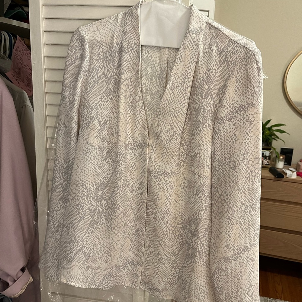 Aritzia babaton white long sleeve blouse snakeskin print - M